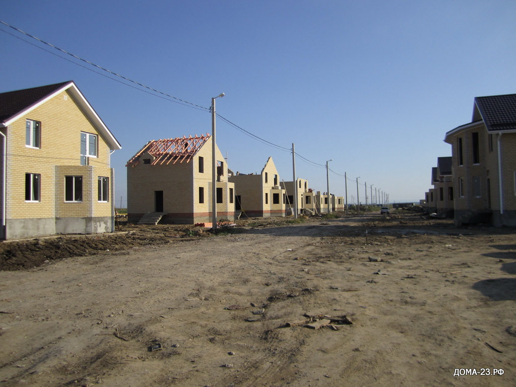 Общий вид улицы Адмиралтейской, Дома по 100 и 120 м2 с земельными участками по 4 и 6 соток.